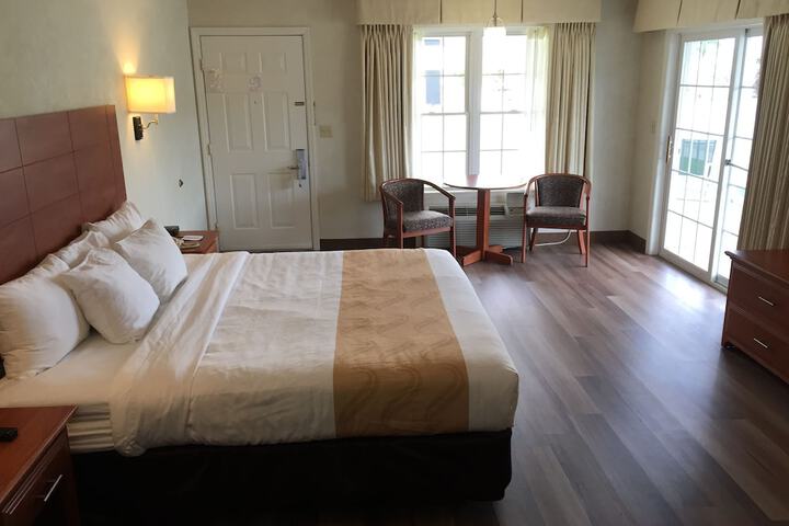 1 King Bed (11 of 16)