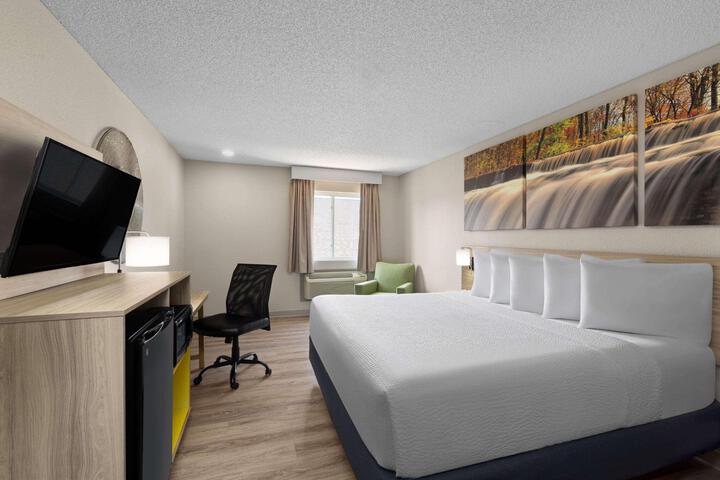 1 King Bed (12 of 12)