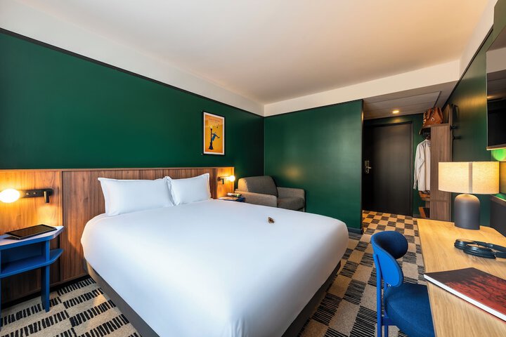 Room 4 of 16