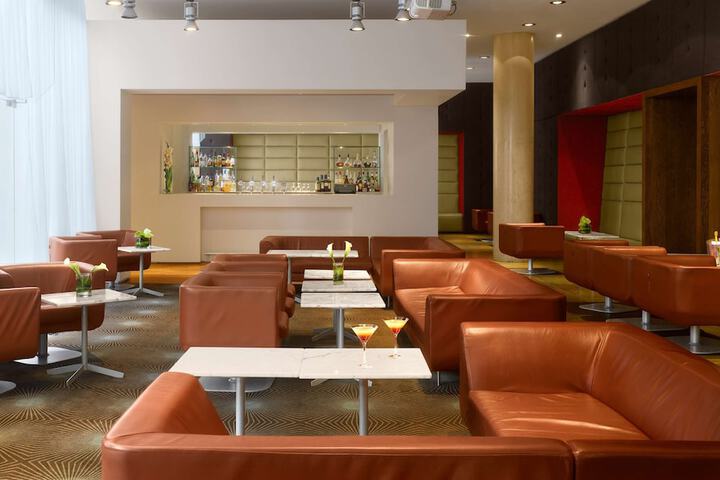 Lounge 23 of 36