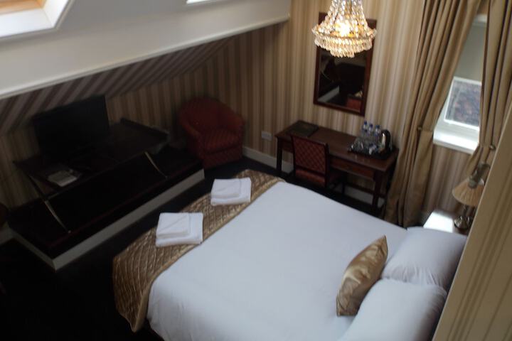 Room 9 of 37