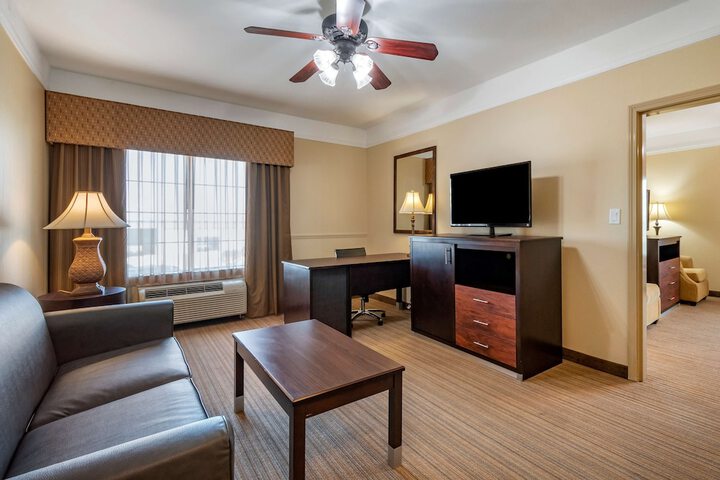 1 King Bed High Speed Internet Accessible Microwave and Refrigerator Pillowtop Bed 27 Inch Flat Screen Television Oversized Desk Full Breakfast (6 of 23)
