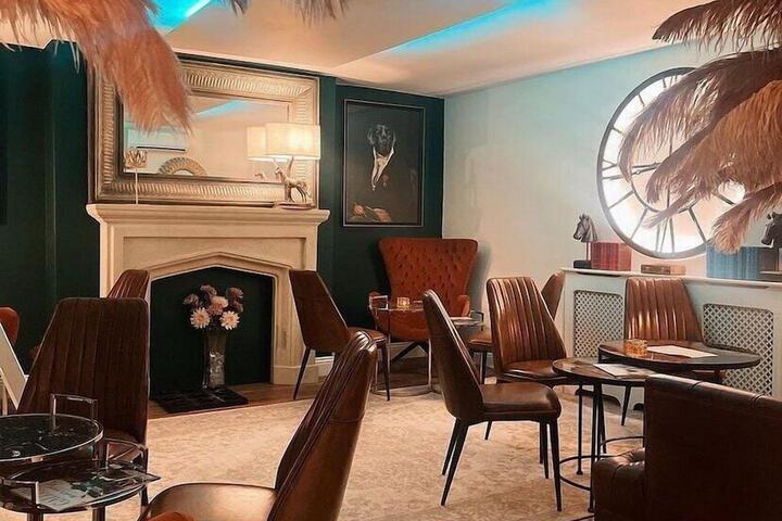 Lounge 31 of 36