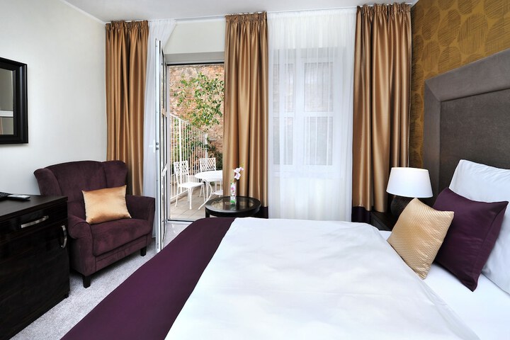 Room 4 of 38