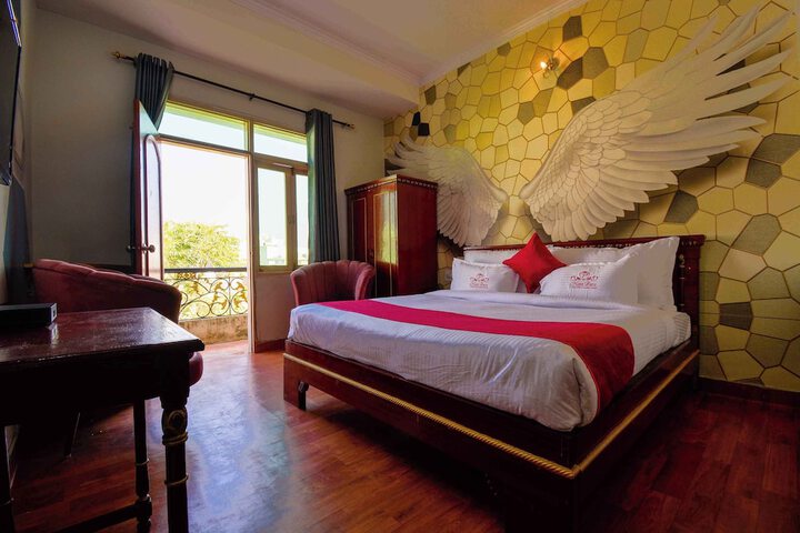 Room 6 of 12