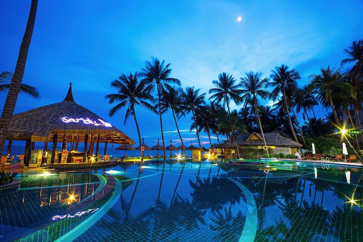 Hotel with Pool