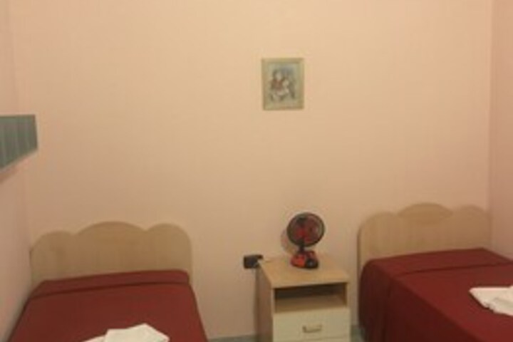 Room 13 of 27