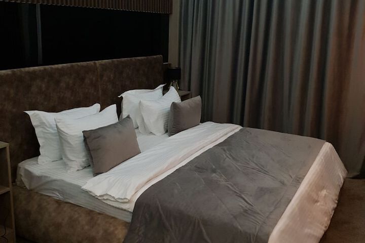 Room 8 of 80