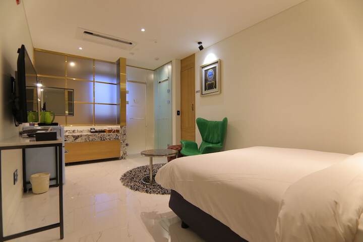 Room 5 of 190