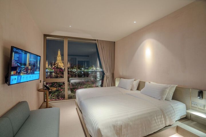 Room 4 of 8