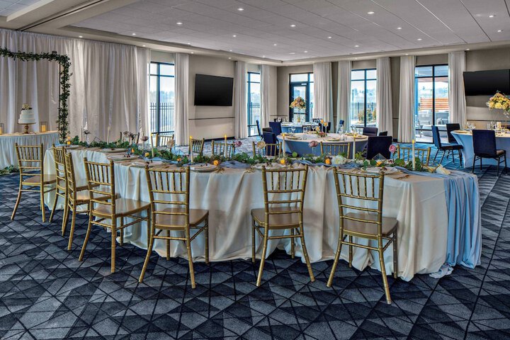 Ballroom/Hall 27 of 34