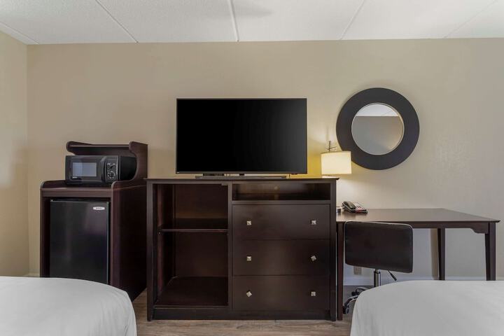 1 King Bed (4 of 15)