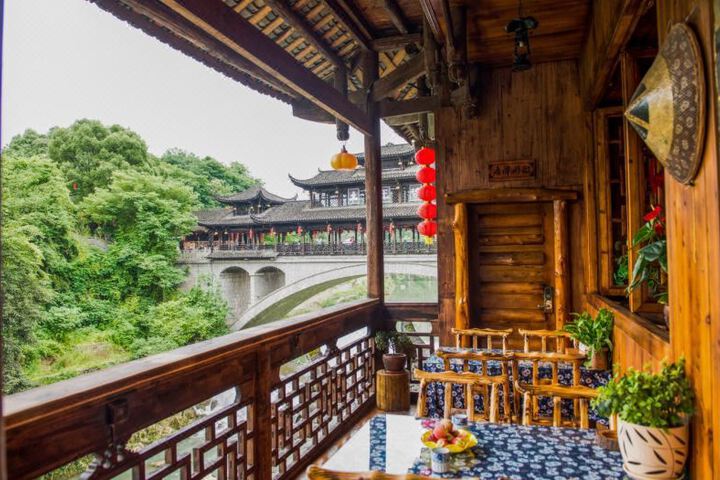 Baihe Renjia Inn (Furong Town Waterfall Branch)