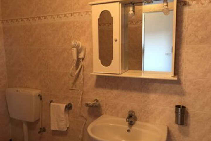 Room 5 of 28