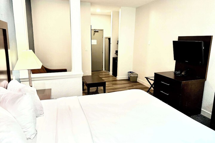 1 King Bed (3 of 16)