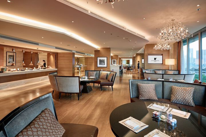Lounge 145 of 176