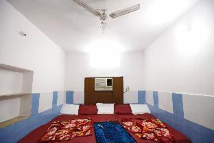 Room 12 of 38