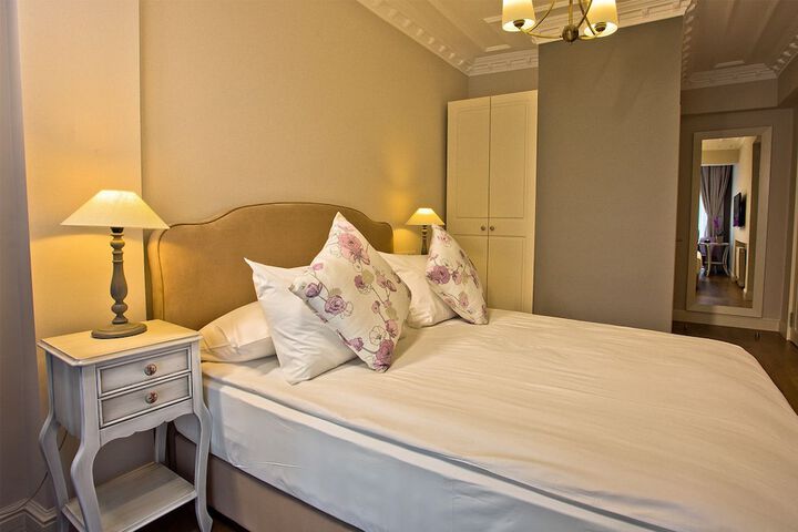 Room 6 of 25