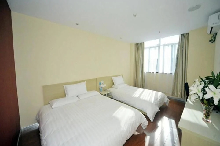Room 4 of 8