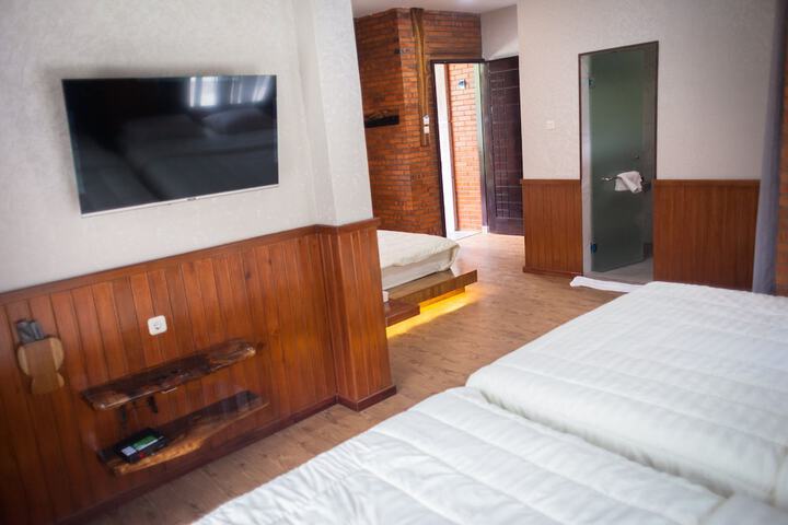 Room 13 of 37