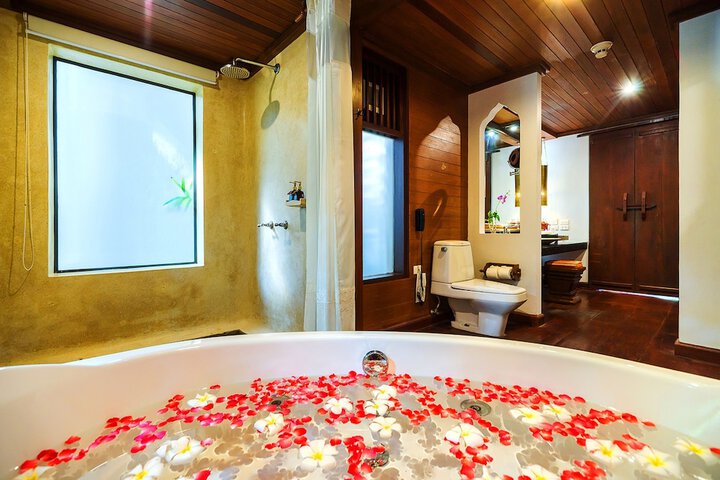Deep soaking bathtub