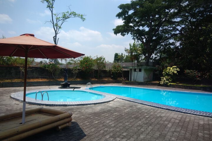 Hotel with Pool
