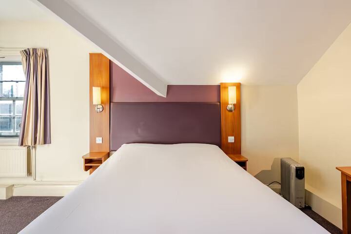 Room 8 of 16