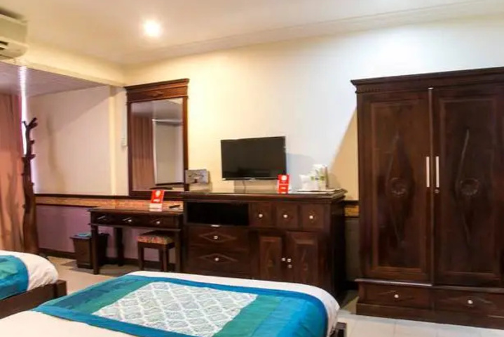 Room 6 of 12