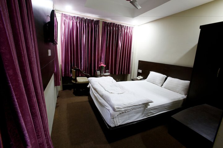 Room 7 of 28