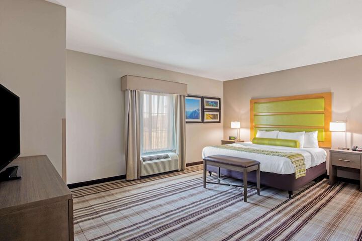 1 King Bed (4 of 26)