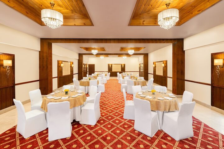 Ballroom/Hall 18 of 25
