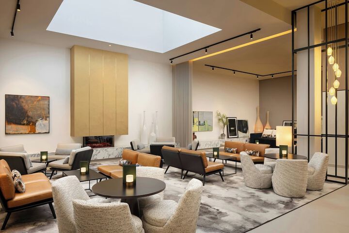Lounge 94 of 126