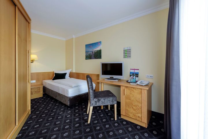 Room 7 of 28