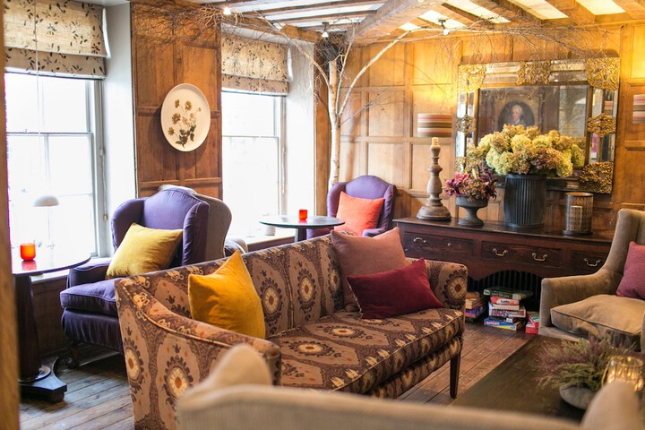 Lounge 65 of 75