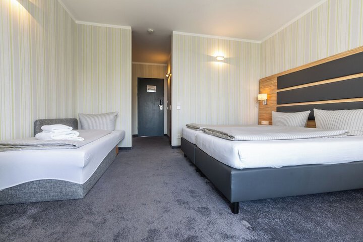 Room 13 of 40