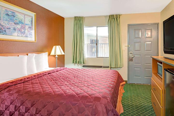 1 Queen Bed (2 of 13)