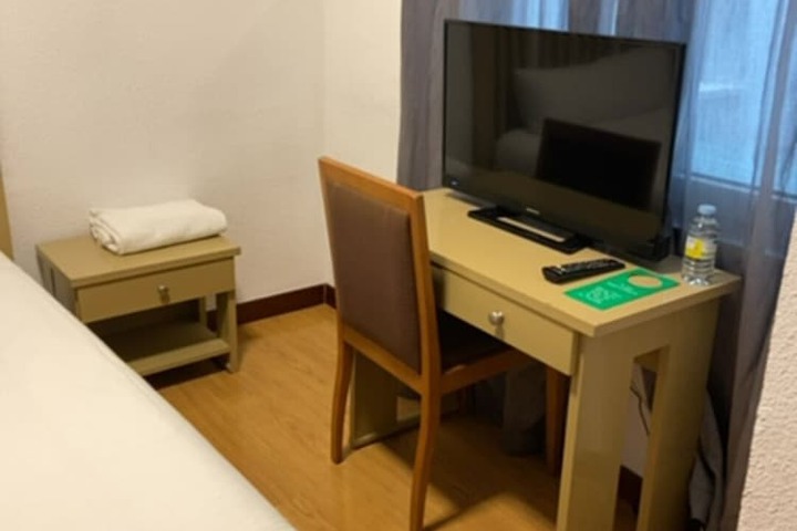 Room 8 of 38