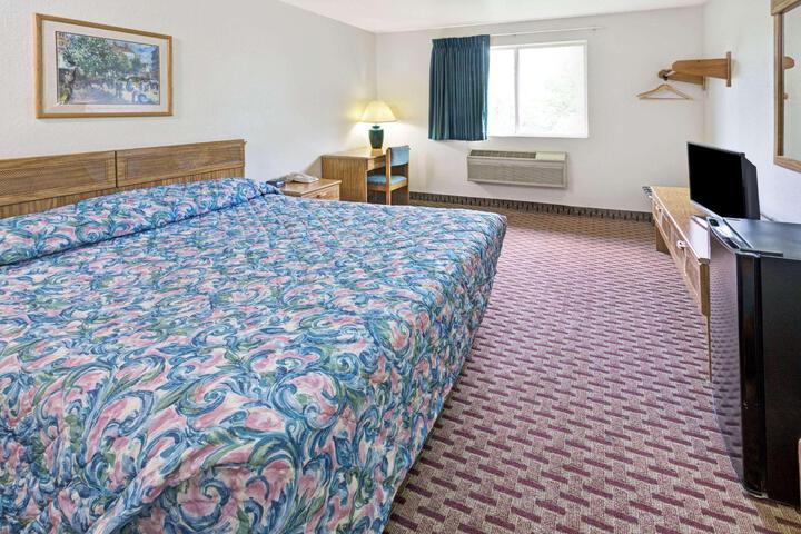 1 King Bed (1 of 13)