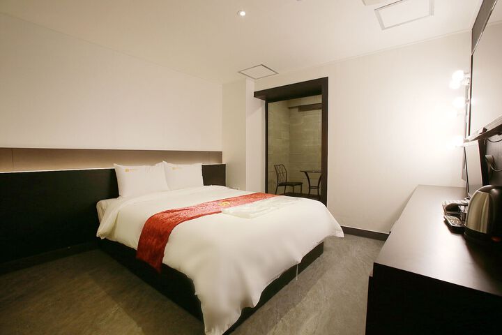 Room 80 of 83