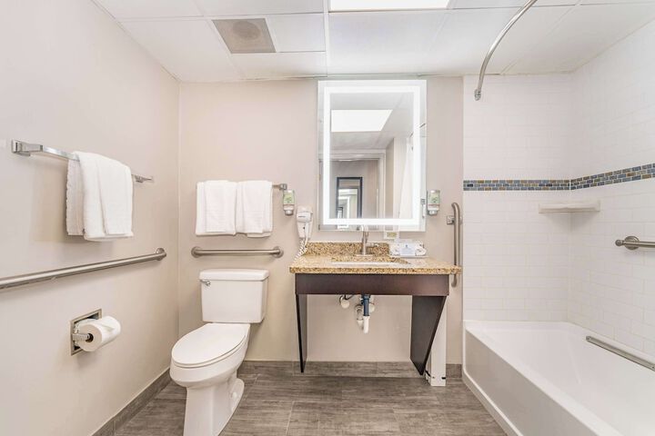 1 King Accessible Comm Assist Bathtub Microwave, Refrigerator WiFi Full Breakfast (5 of 20)