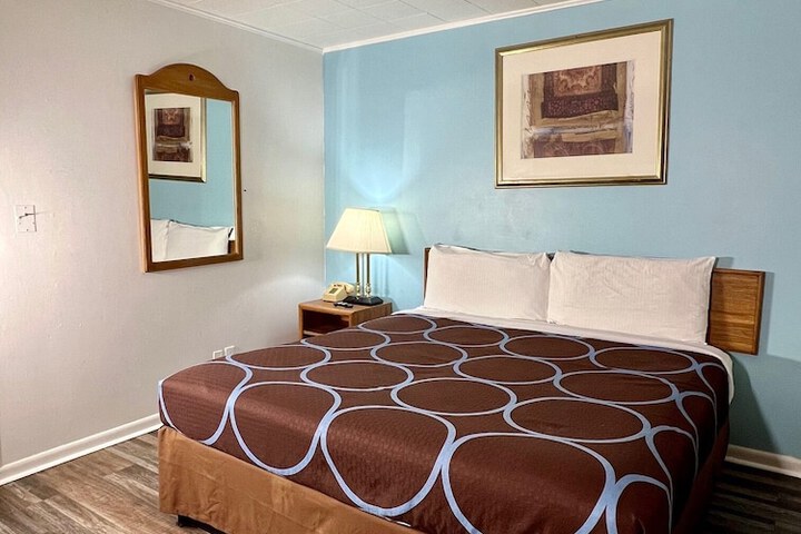 Room 9 of 18