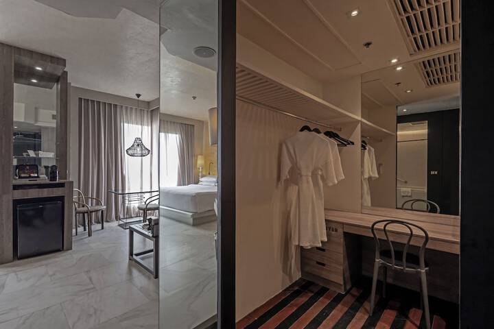 Room 33 of 83