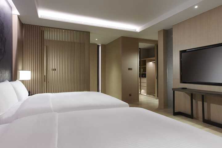 Room 10 of 82