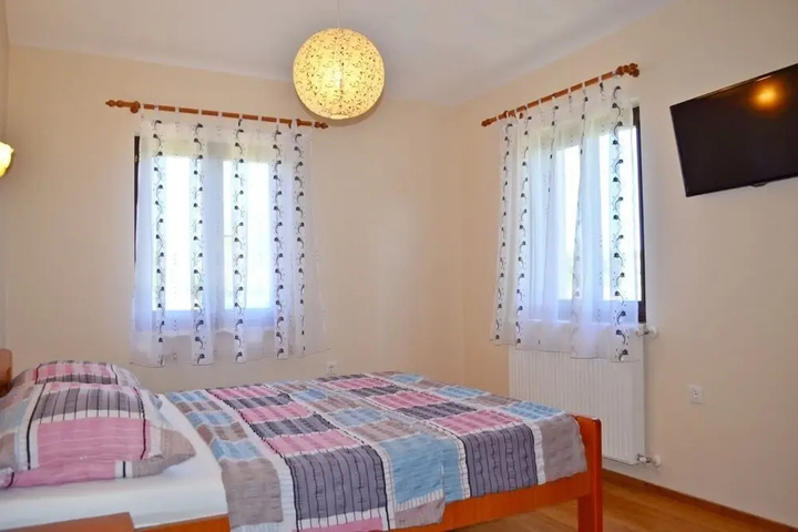 Room 5 of 16