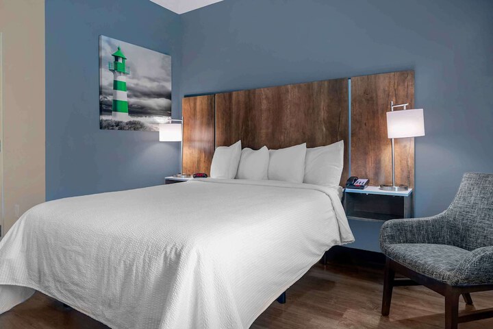 Studio Queen Bed (3 of 10)
