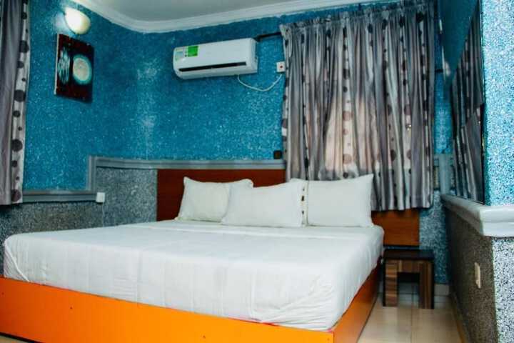 Room 6 of 33