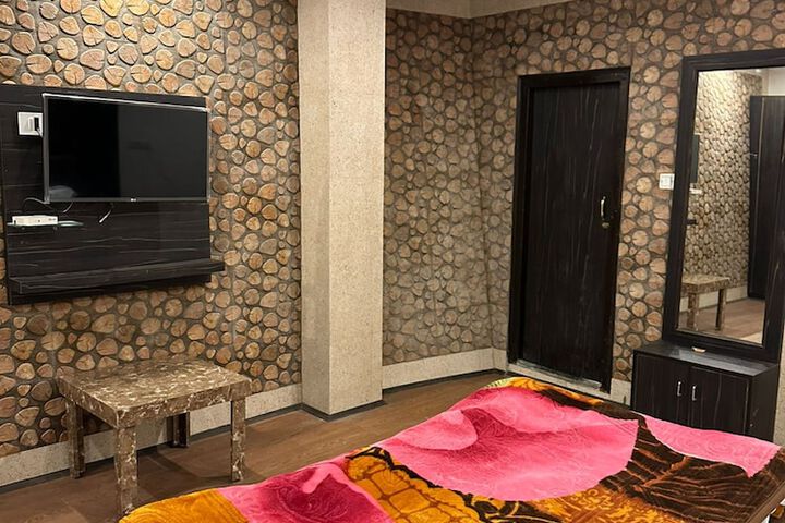 Room 8 of 15