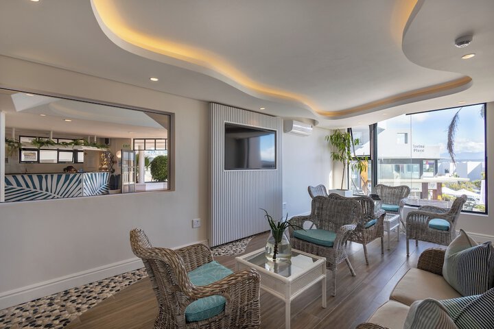 Lounge 113 of 125