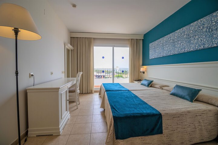 Room 3 of 74