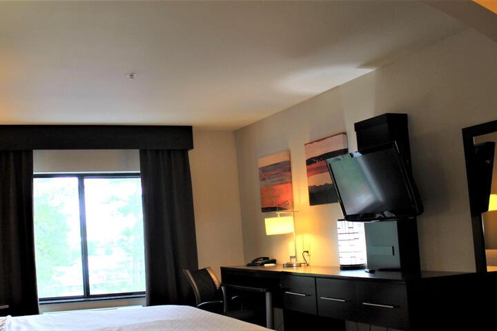 1 King Bed (3 of 20)